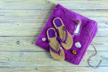 ahşap arka plan üzerinde plaj aksesuarları