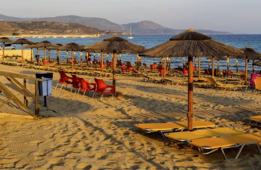 Bir yaz akşamı şezlong ve şemsiye ile Kumlu plaj (Pel