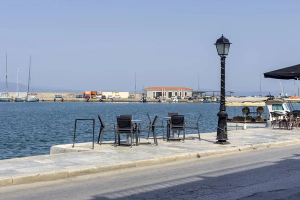 Tables and chairs of a street cafe (Greece, Peloponnese) — Stock Photo, Image