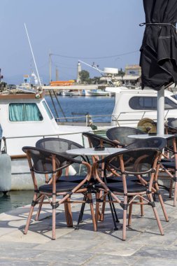 Bir sokak kafesinin masa ve sandalyeleri (Yunanistan, Mora)