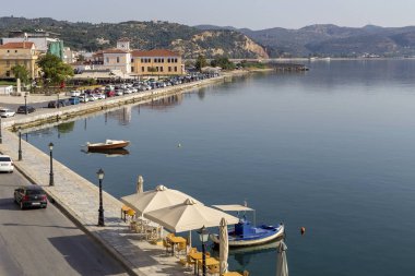 Bir sokak kafesinin masa ve sandalyeleri (Yunanistan, Mora)