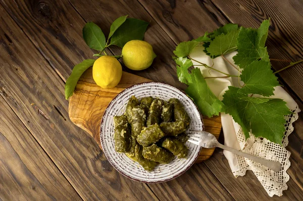 Дольмы в яично-лимонном соусе (греческая кухня ) — стоковое фото