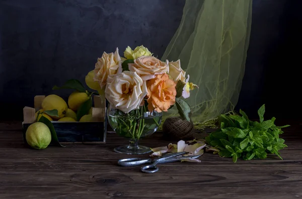 Stillleben mit Rosen und Zitronen — Stockfoto