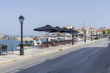 Bir sokak kafesinin masa ve sandalyeleri (Yunanistan, Mora)