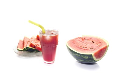 Buz ve karpuz dilimleri yakın çekim ile karpuz kokteyli