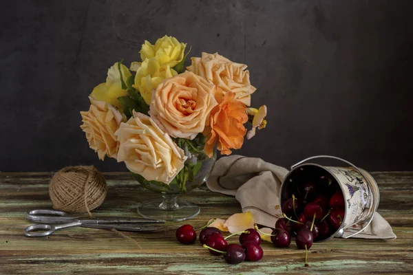 Натюрморт з трояндами і вишнями — стокове фото
