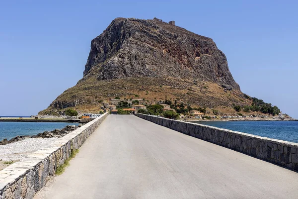 Vestingstad Monemvasia, zee en weg naar het (Laconia, Griekenland, — Stockfoto