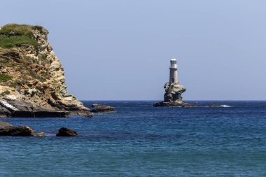 Şehir feneri Tourlitis ve deniz görünümü (Yunanistan, ıslan