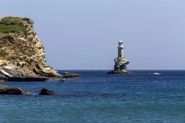 Şehir feneri Tourlitis ve deniz görünümü (Yunanistan, ıslan
