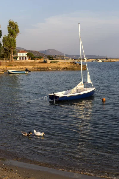 Veduta del terrapieno una piccola città balneare Plytra (Peloponneso , — Foto Stock