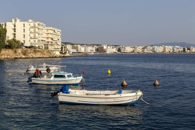 Loutraki şehrinde sakin bir deniz (Yunanistan, Mora)