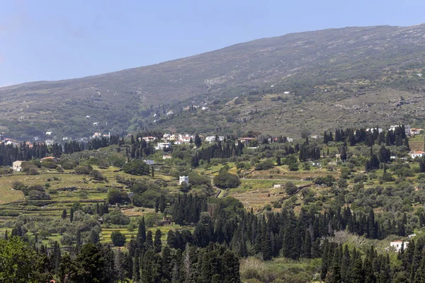Vista delle montagne e del villaggio dalla scogliera (Andros Isl — Foto Stock