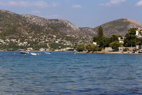 山、村和海的景色（希腊，萨拉米斯 — 图库照片