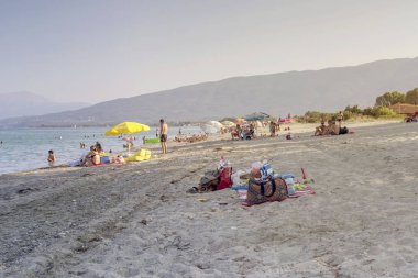 Bir yaz gününde kumlu plaj görünümü (Yunanistan, Pieria)