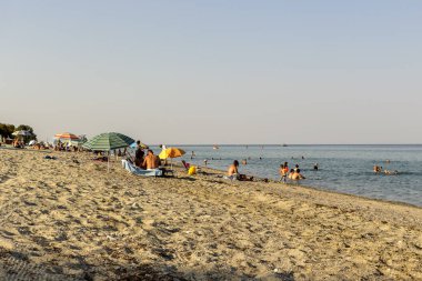 Bir yaz gününde kumlu plaj görünümü (Yunanistan, Pieria)