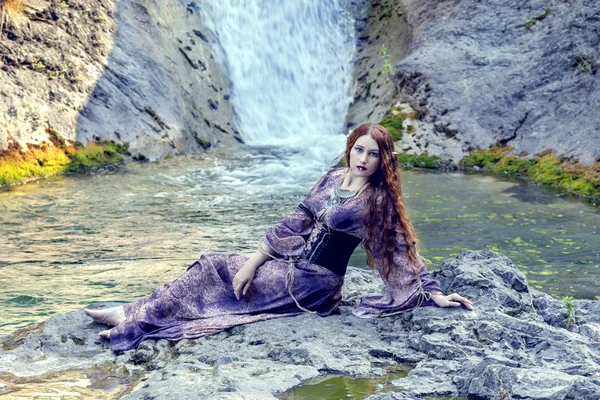 Las mujeres elfos durante Halloween en el bosque junto al río . —  Fotos de Stock