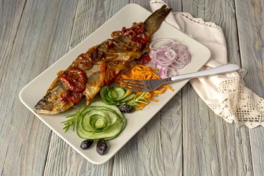 Avrupa bas (Dicentrarchus labrax) bir tabak yakın çekim sebze ile