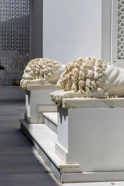 Escultura de dois leões de mármore que se encontram na entrada (Andros Isla — Fotografia de Stock
