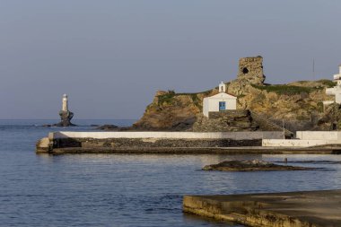 Şehir deniz feneri, kale, kilise ve deniz (Yunanistan, ada Andros, Kiklad)