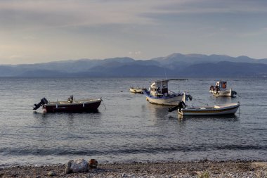 Balıkçı tekneleri kıyıya yakın demirlemiş yakın (Yunanistan)
