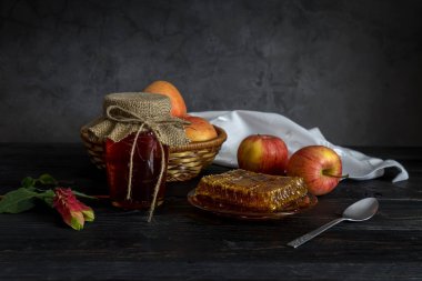 Hasır sepet yakın çekimbal ve elma ile kavanoz