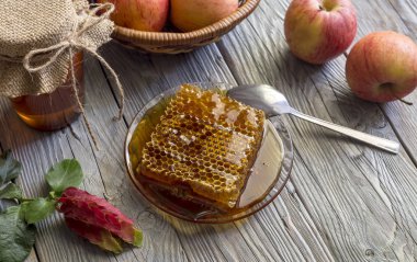 Hasır sepet yakın çekimbal ve elma ile kavanoz