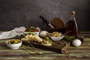 Ahşap masa yakın çekim üzerinde çeşitli, taze, lezzetli aperatifler ve aperatif