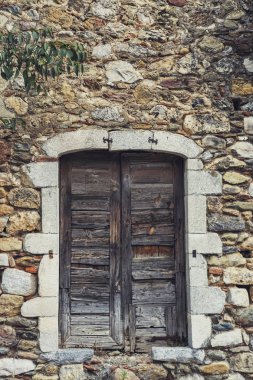 Arka plan bej renkli taşlı duvar eski bir pencere ile