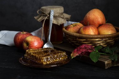 Hasır sepet yakın çekimbal ve elma ile kavanoz