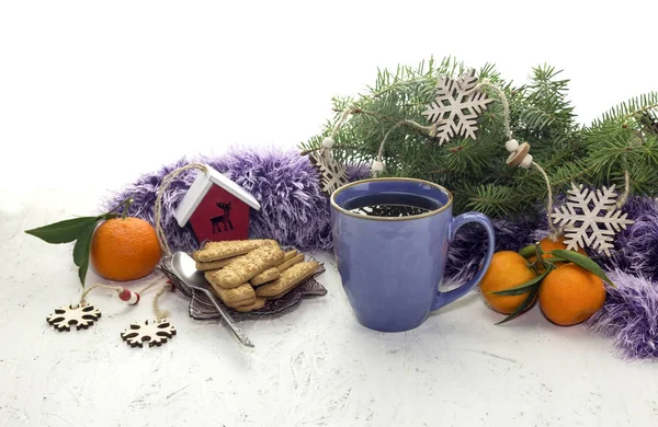 As tangerinas, biscoitos de Natal e uma xícara de chá de ervas — Fotografia de Stock