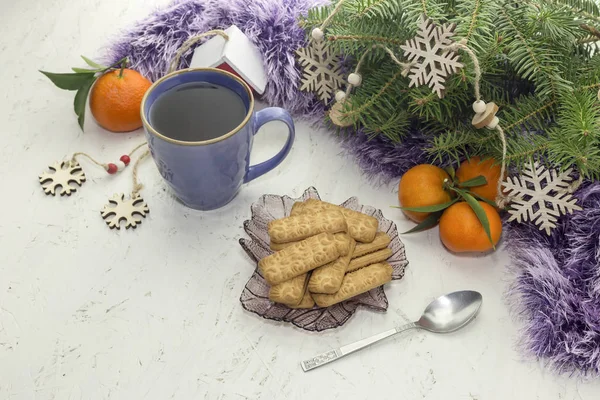 Les mandarines, les biscuits de Noël et une tasse de tisane — Photo