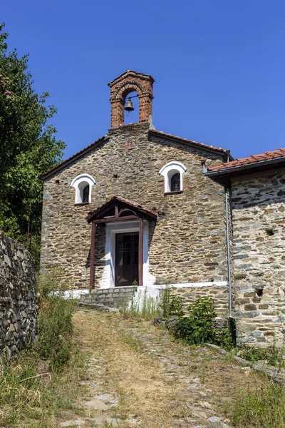 Una pequeña iglesia cristiana en las montañas — Foto de Stock