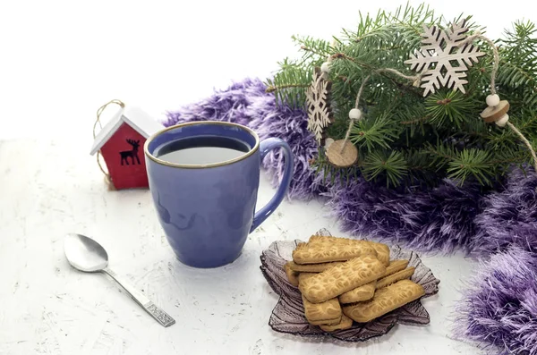 Les biscuits de Noël et une tasse de tisane — Photo