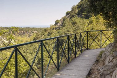 Dağlarda yürüyüş yolları daralıyor (Pieria, Yunanistan, Olympus Dağı)