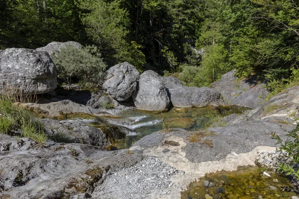 Froid, rivière de montagne coule par une journée d'été ensoleillée (Grèce, Mont Olympe ) — Photo