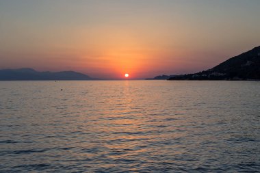 Günbatımı zamanı sakin denizde