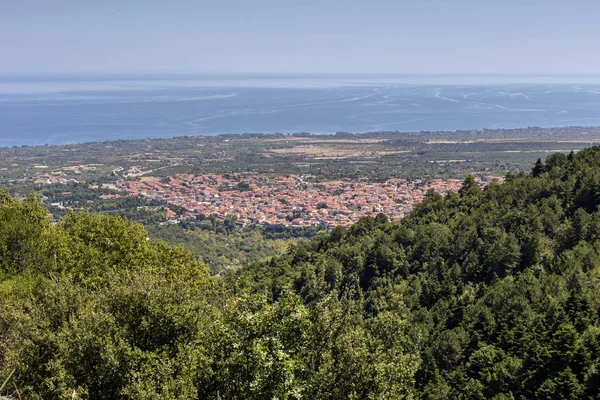 Het uitzicht vanaf de hoogte Mount Olympus van de stad Litochoro — Stockfoto