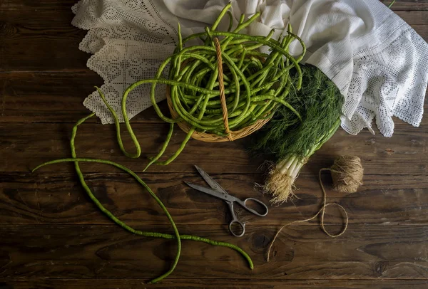 Eneldo de judías verdes y cebollas verdes en una mesa de madera — Foto de Stock