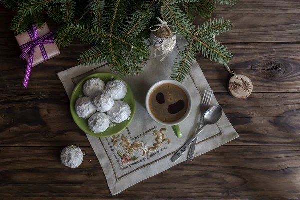 National, biscuits grecs de Noël "kourabies" et une tasse de café — Photo