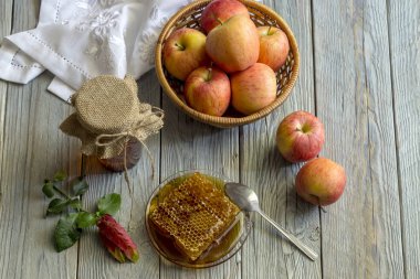 Hasır sepet yakın çekimbal ve elma ile kavanoz