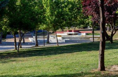 Atina şehri, Yunanistan. Şehir manzarası. Günümüz Egaleo Baroutadiko koruluğunun güneşli bir bahar sabahı manzarası