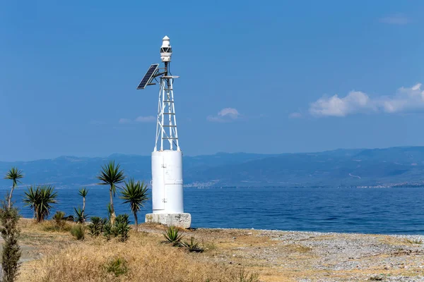 Pequeño Faro Metálico Orilla Sobre Fondo Del Mar Cielo Soleado — Foto de Stock