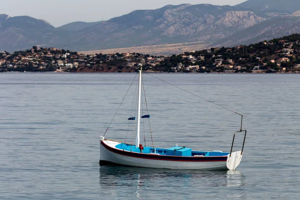 Panoramiczny Widok Morze Góry Zacumowany Statek Letni Dzień Grecja Wyspa — Zdjęcie stockowe