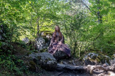 Güzel, cadılar bayramı, Elf kostümlü genç kadınlar ormanın derinliklerinde yaz günü yakın çekim..