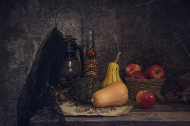 Cadılar Bayramı konsepti Balkabağı, şarap ve elmalarla dolu bir hayat yakın planda..