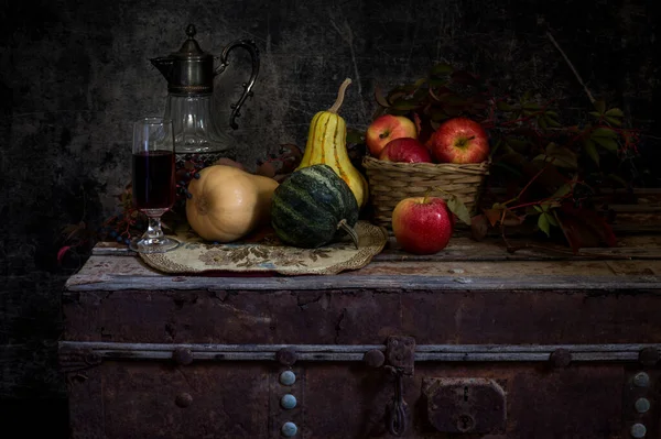 Halloween Konzept Stillleben Mit Kürbis Wein Und Äpfeln Auf Hölzernem — Stockfoto