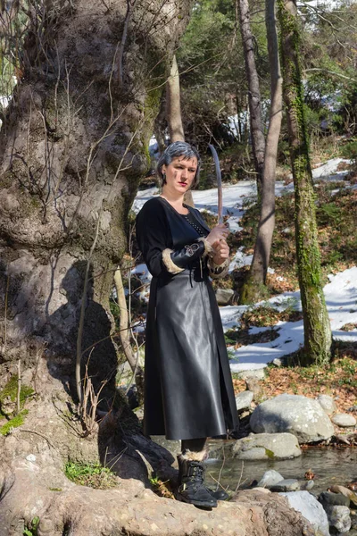 Una Donna Vestita Nero Nel Bel Mezzo Una Foresta Invernale — Foto Stock
