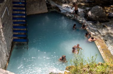 Orta Makedonya, Yunanistan 'da Pozar Termal Hamamları. 08/28/2020. Eski, bilinen, belediye, termal tatil beldesi sıcak, sağlıklı, maden sularıyla dolu büyük bir havuzu var..