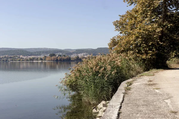 Sonbahar ve güneşli bir günde Ioannina (Yunanistan 'ın kuzeybatısı) ve Pamvotis Gölü' nün güzel manzarası