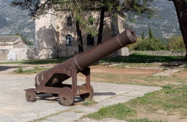 Güneşli bir günde Ioannina Kalesi 'nde (Epirus, Yunanistan) antik, paslı, metal bir top var.